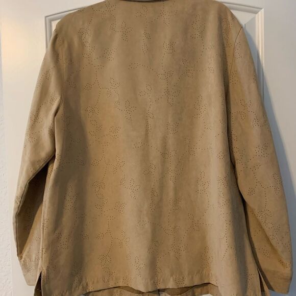 Croft & Barrow Women’s micro suede top.  Size: XL.  Button down, side slits. - Picture 5 of 6